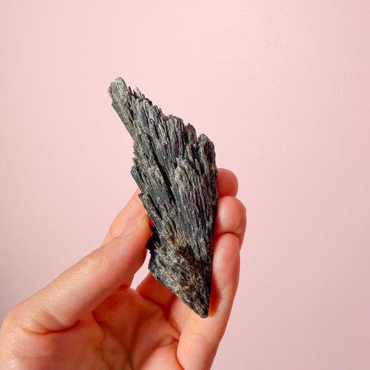 Black Kyanite Med Raw
